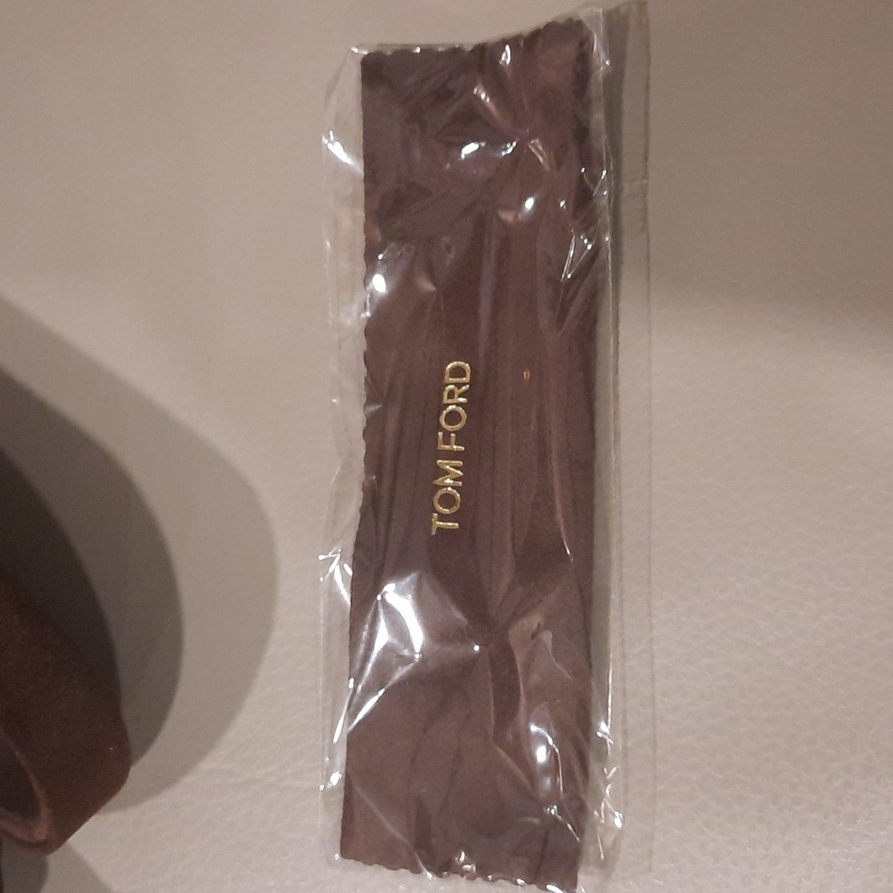Tom Ford brown glasses case and cloth - Picture 9 of 10